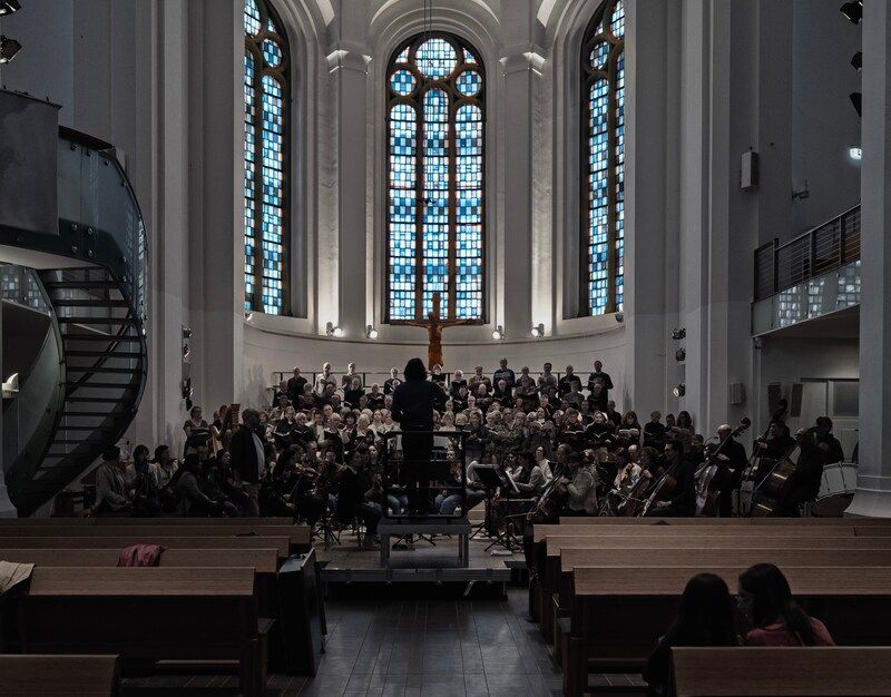 Церковь люди  В старой церкви в Дюссельдорфе photo preview