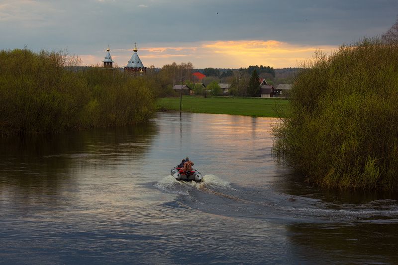 пежма, шиловская, лодка, церковь, река, закат Речка Пежма на закате фото превью