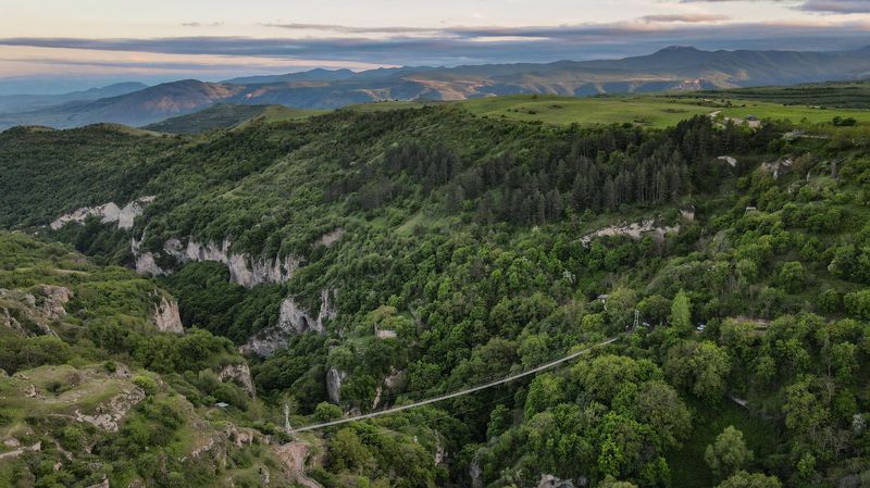 Армения, Сюникская область, пещерный город Хндзореск, подвесной мост Вид с птичкиphoto preview