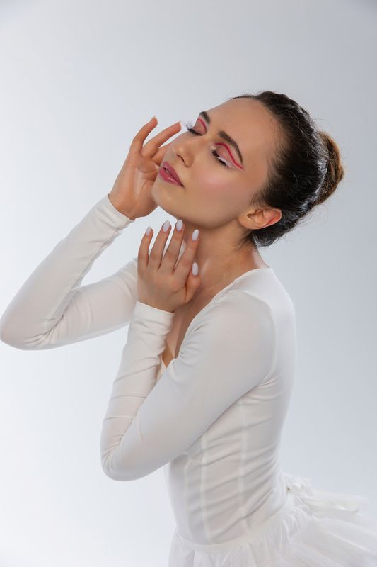 Ballerine in studio, portrait Tenderphoto preview