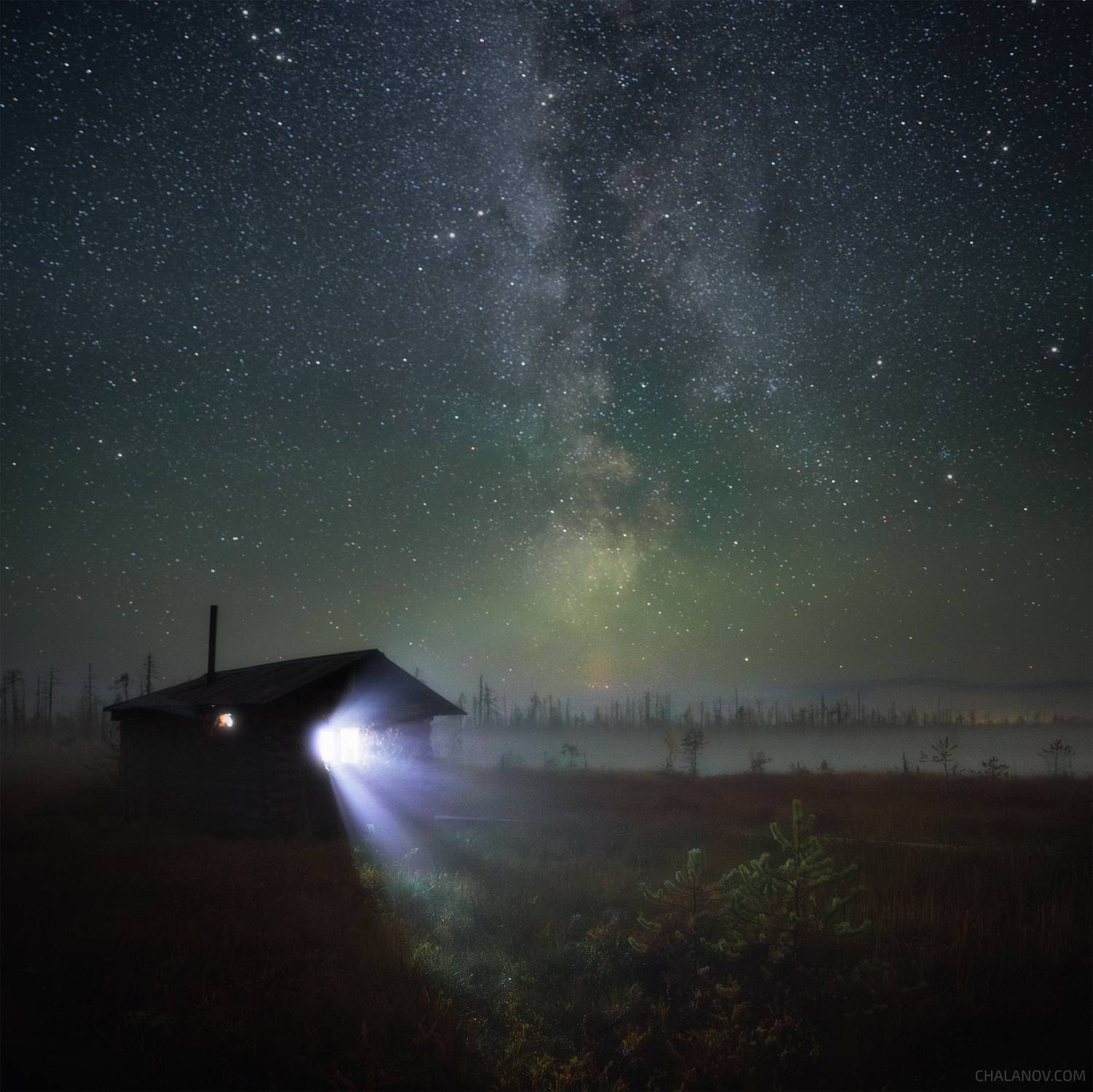В избе на туманном болоте. Автор: Иван Чаланов пейзаж, туман, звезды, млечный путь, озеро, болото, север, Иван Чаланов