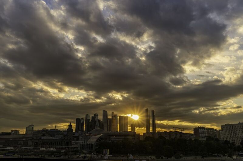 Москва, Киевский вокзал, Москва-Сити, закат Город и уходящее солнце фото превью
