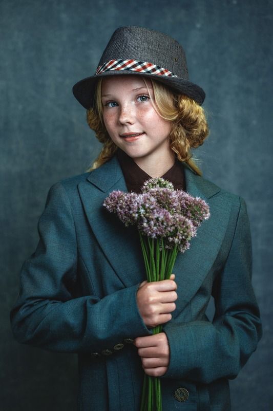 портрет, дети Василиса с цветамиphoto preview