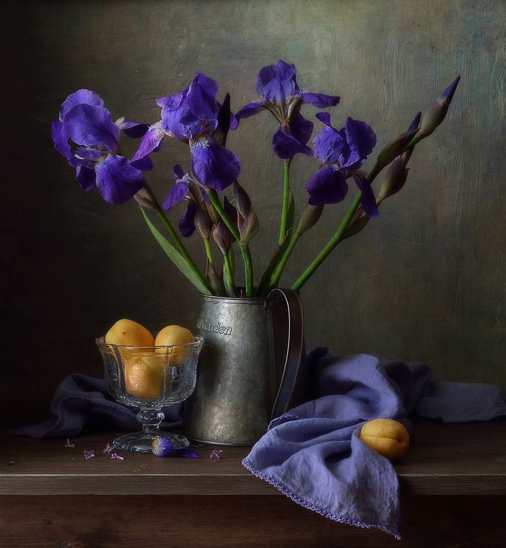 натюрморт,ирисы,цветы,абрикосы ирисы...photo preview
