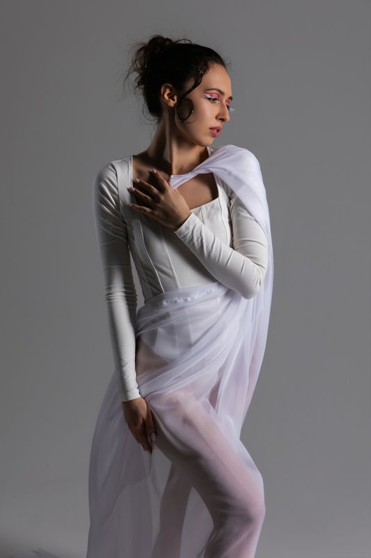 Ballerine in studio, portrait Time fliesphoto preview