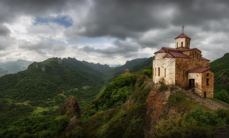 кавказ, горы, карачаево-черкесия, теберда, кчр, шоана, шоанинский храм, храм, архитектура Старинный храм на горе Шоана фото превью