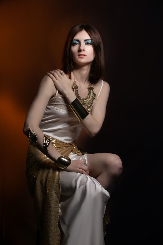 портрет молодой девушки фото превью