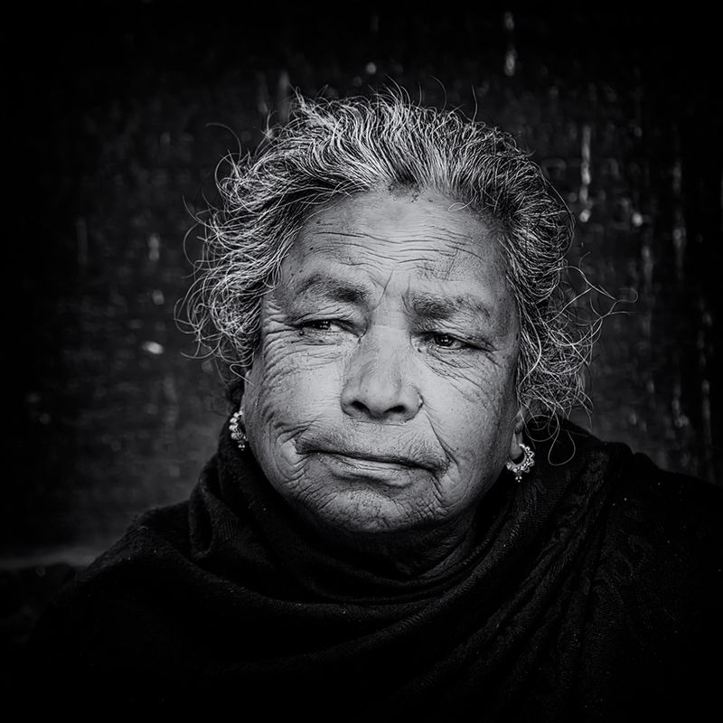 Портрет пожилой женщиныphoto preview