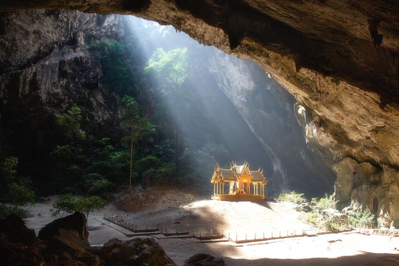 Храм в пещере Phraya Nakhonphoto preview