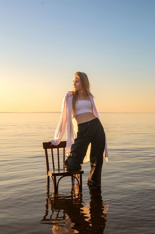 закат, река, стул в воде, блондинка Закатphoto preview