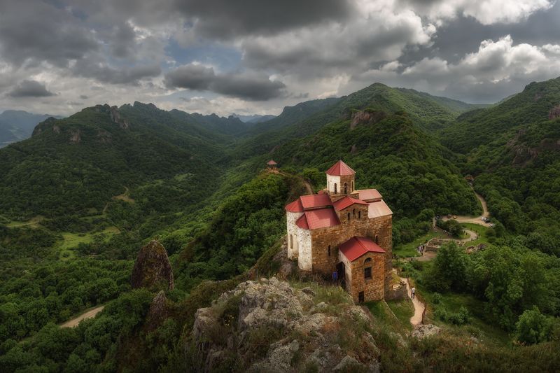 кавказ, горы, карачаево-черкесия, теберда, кчр, шоана, шоанинский храм, храм, архитектура Пасмурный дол над храмом фото превью