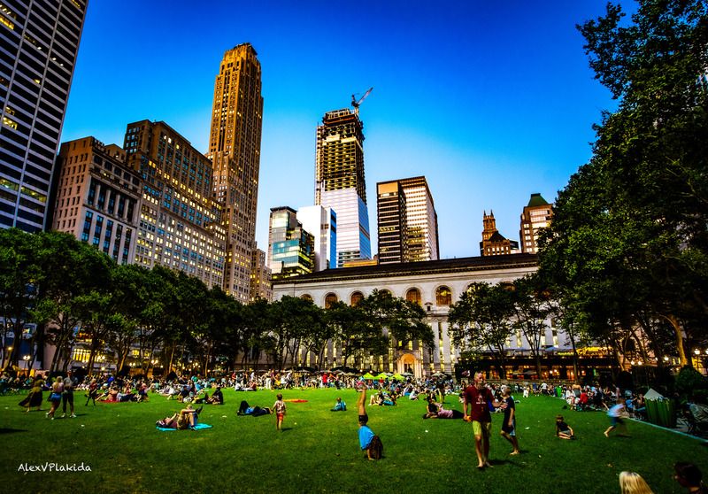 Однажды вечером в городском парке …photo preview