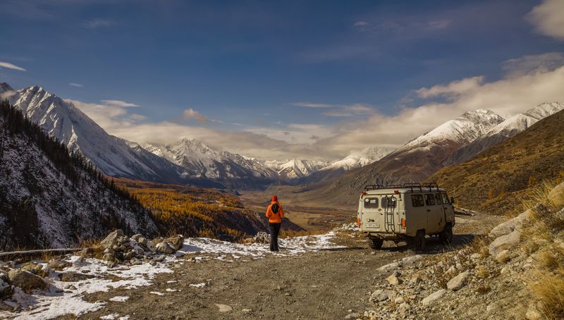 горы пейзаж облака утро осень машина дорога Горная дорога фото превью