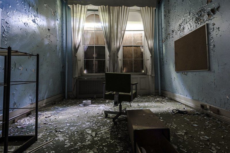 USA,New York, NYC, Hospital, Abandoned, chair, garbage, комната, заброшки, интерьер, больницаб crazy, свет,  Room of Crazy Manphoto preview