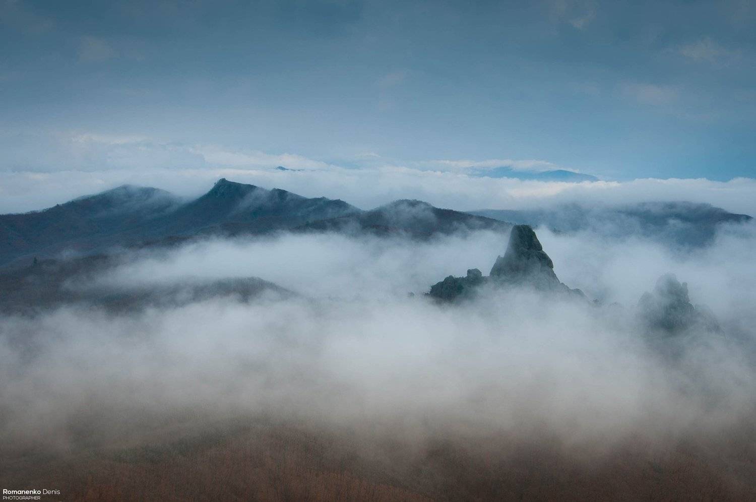 Спят сопки под туманным одеялом.. Автор: Романенко Денис , Романенко Денис