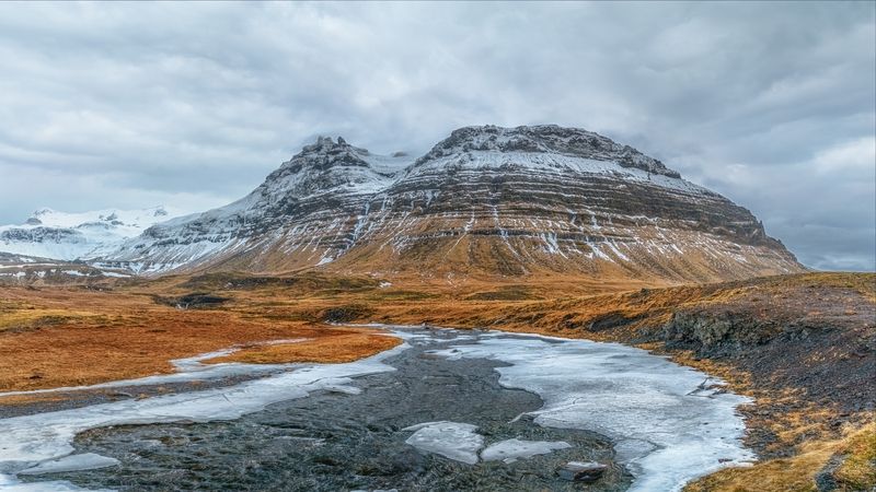 Вверх по течению фото превью