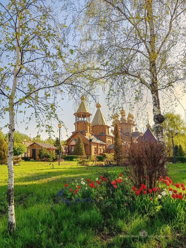 южный парк, церковь, цветы, храмовый комплекс, храм, утро, тюльпаны, снято на телефон, светлая седмица, мобильное фото, мобильная фотография, мобилография, деревянный храм, деревянная церковь, деревья, городской пейзаж, городской парк, белгород, архитекту Светлая седмица фото превью