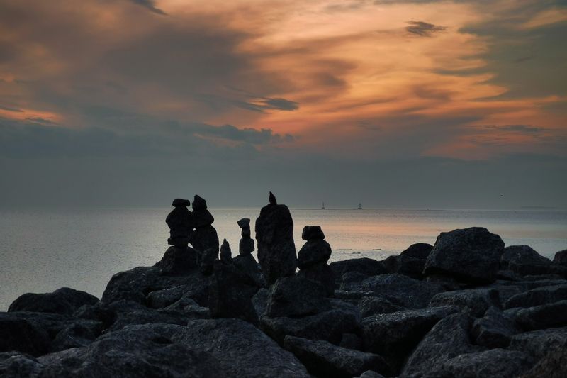 Когда камни приходя на закат фото превью