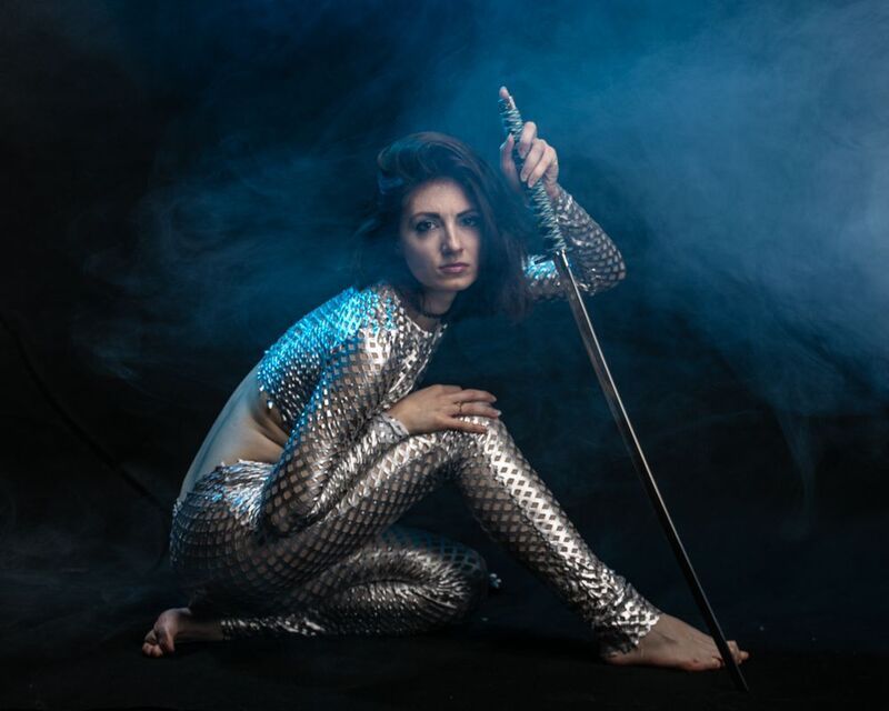 портрет молодой девушки фото превью