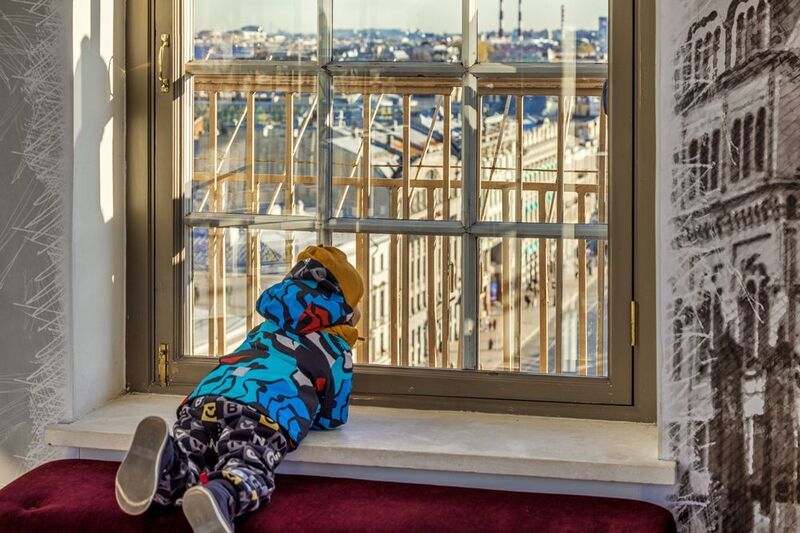 Ребенок на Думской башне Санкт-Петербургаphoto preview