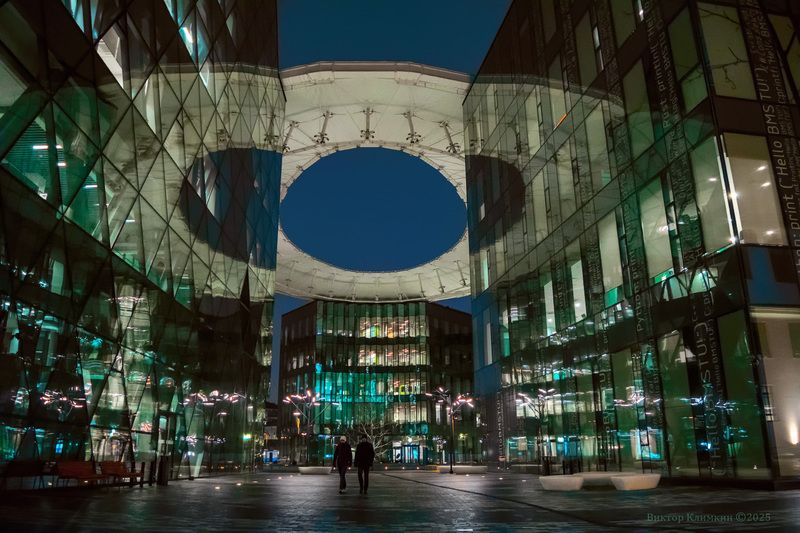 москва, вечер, мгту, архитектура, люди Кампус МГТУ имени Н.Э. Бауманаphoto preview