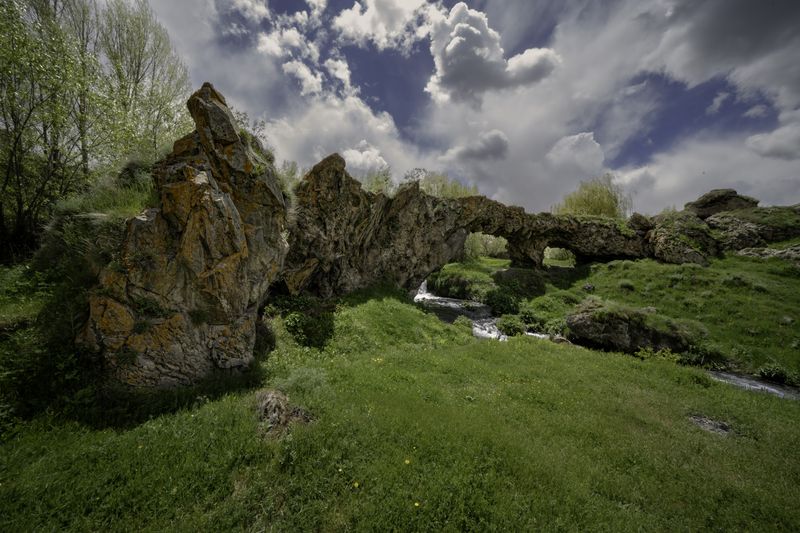 Армения, Гегаркуникская область, село Цаккар, Двуарочный природный мост в селе Цаккарphoto preview
