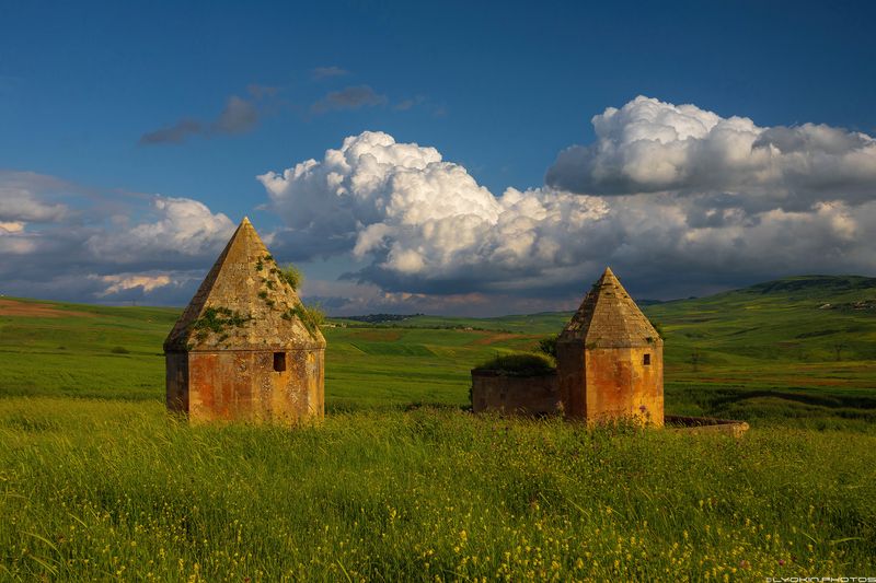Азербайджан Древние мавзолеи рядом с городом Шемаха фото превью