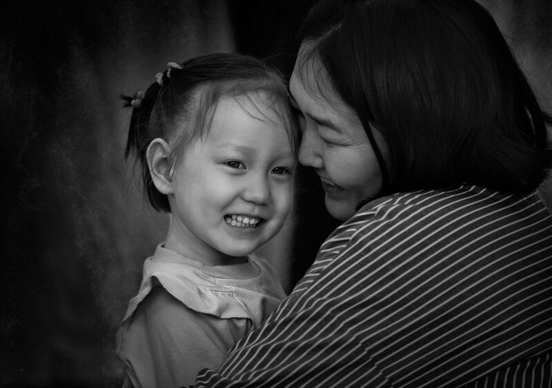 дети и город,про детство, чб фото, уличный детский портрет, жанровое фото, эмоции, дети и мама Уличный портрет. На детской площадкеphoto preview