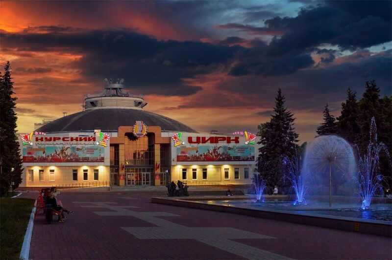 город, архитектура, фонтан, вечер, небо, облака Курский циркphoto preview
