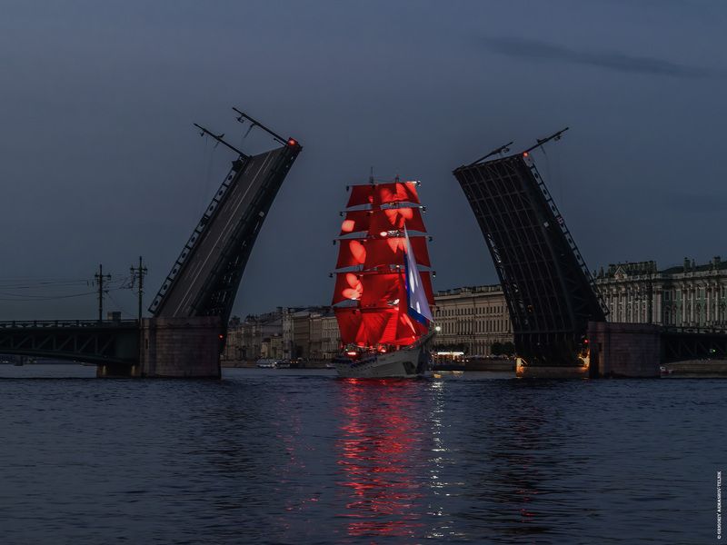 #archicture, #geometry, #bridge, , #city, #nigth, #water, #river, #алые_паруса, #парусник, #санкт-петербург Между створок Дворцового мостаphoto preview
