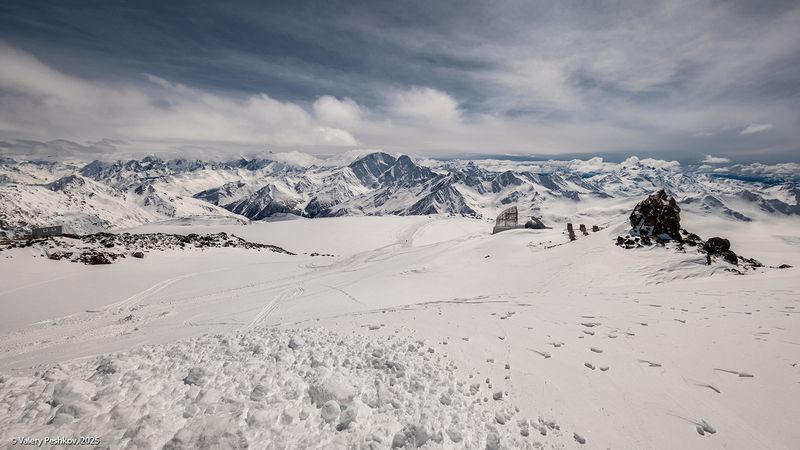 приэльбрусье, эльбрус, донгузорун-чегет-карабаши, накра, гкх, склоны, горнолыжные трассы, снег, апрель, приэльбрусье, кабардино-балкария У Приюта 11photo preview