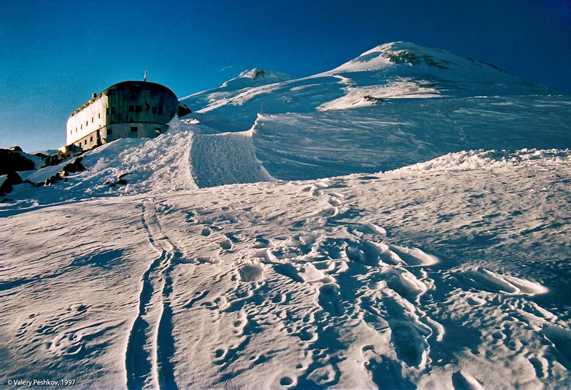 приют 11, приют одиннадцати, эльбрус, снег, приэльбрусье, кабардино-балкария Приют Одиннадцати, 1997 гphoto preview