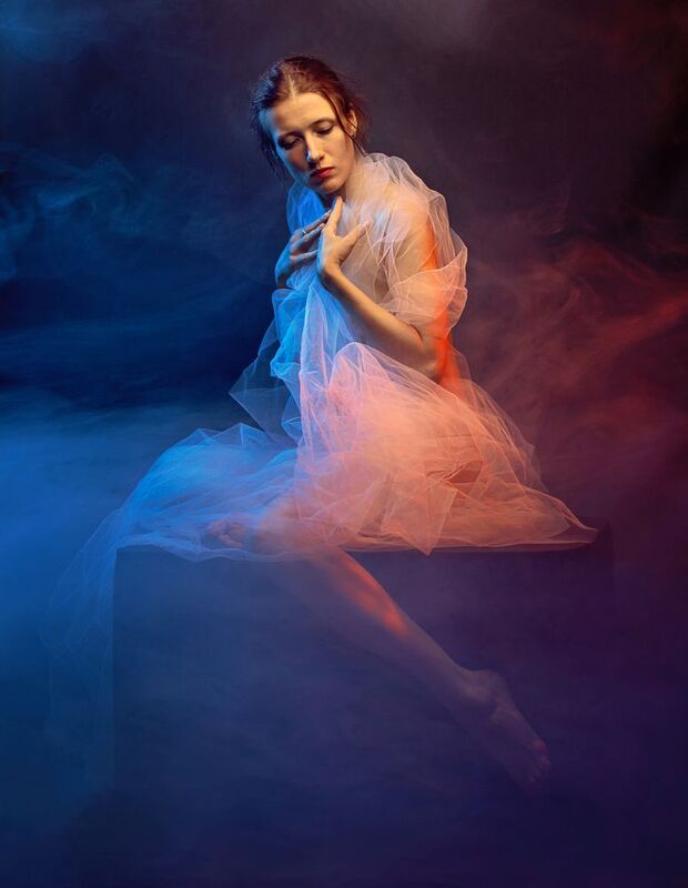 портрет молодой девушки фото превью