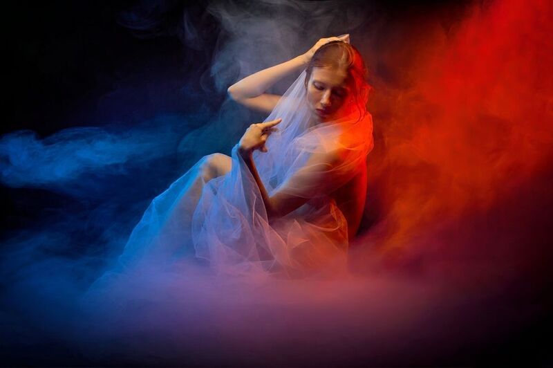 портрет молодой девушки фото превью