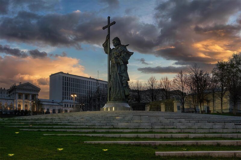 город, архитектура, памятник, москва, вечер, облака, небо Памятник Владимиру Великомуphoto preview