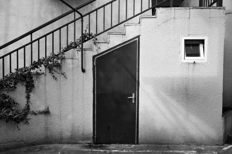 дверь, жизнь, геометрия Приходится приспосабливатьсяphoto preview