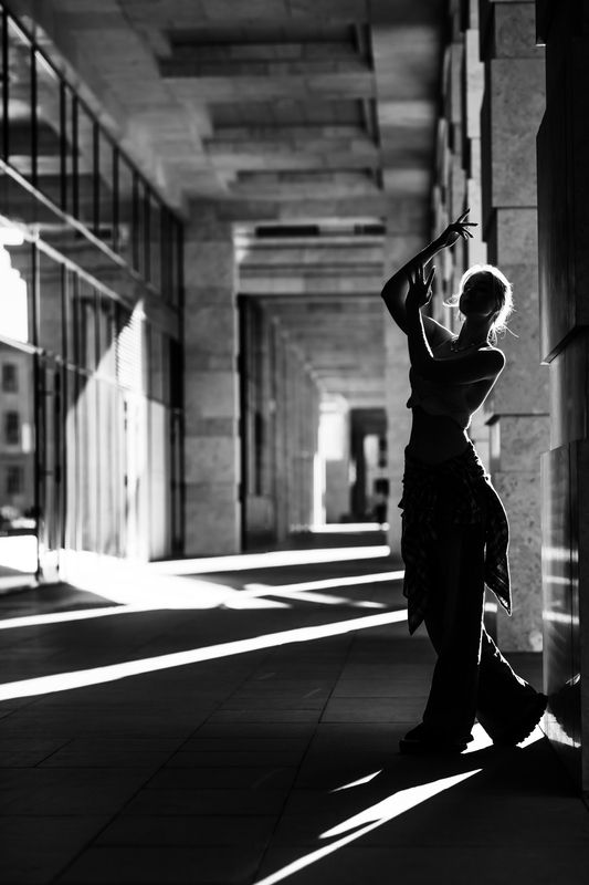 молодая девушка, городской стиль, дворы, на открытом воздухе контрастыphoto preview