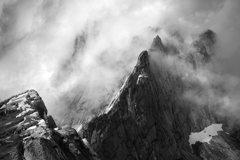 пейзаж, природа, Ергаки, Саяны, Красноярский край, Сибирь, скалы, пик, вершина Звездный, высокий, большой, красивая, чб, чернобелое, туман, непогода, острые, крутые, снег, облака Скальные ножи пика Звездный фото превью