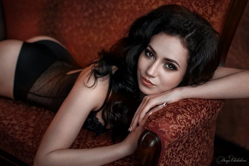 брюнетка, на диване, глаза, боди Её глаза...photo preview