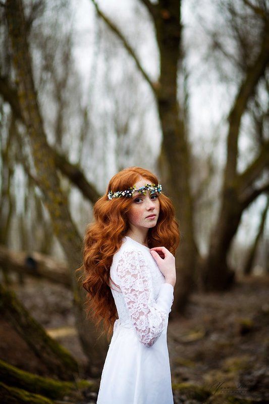 девушка, нежность, рыдая, веснушки, весна, венок, цветы Маргаритаphoto preview