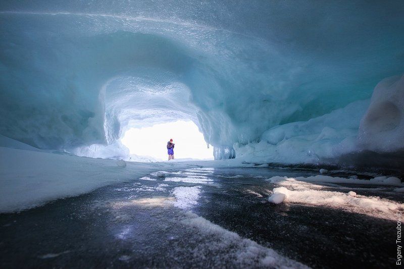 Байкал, Бурятия, Зима, Лед, Пещера, Путешествия, Снег, Человек Ледяные пещеры Байкала.photo preview