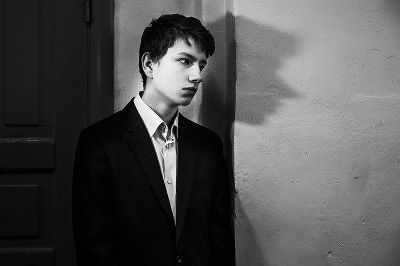 Незнакомец с теньюphoto preview