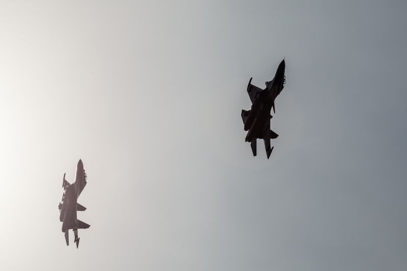 самолет, МАКС, техника, истребитель, Су-34, пилотаж, маневр, контровый свет, небо, авиация, военный  Я и моя теньphoto preview