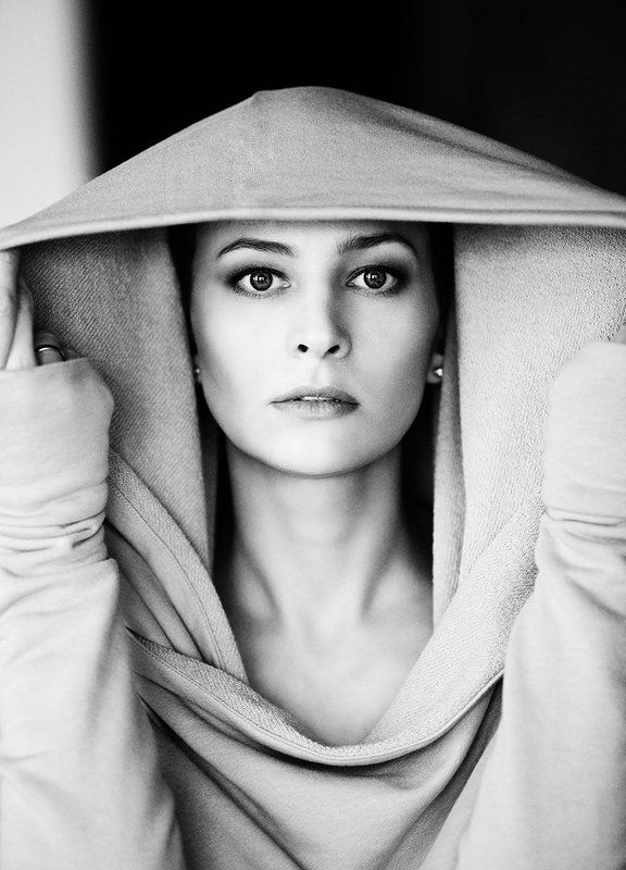 100мм, Взгляд, Естественный свет, Женский портрет, Женщина, Капюшон, Портрет девушки, Фэшн, Черно-белое фото, Черно-белый портрет photo preview