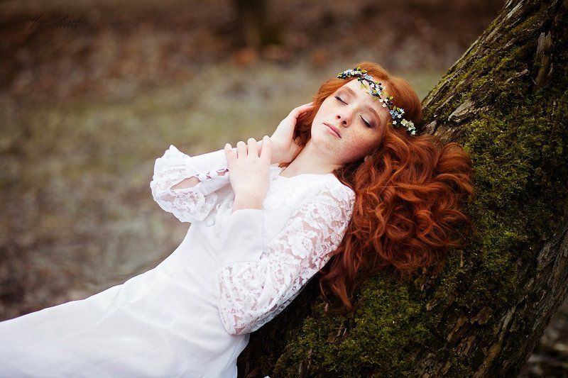 весна, девушка, рыжая, сказка, весна, дерево, природа, белое платье, венок, цветы, сон, спящая красавица, сказка  Маргаритаphoto preview
