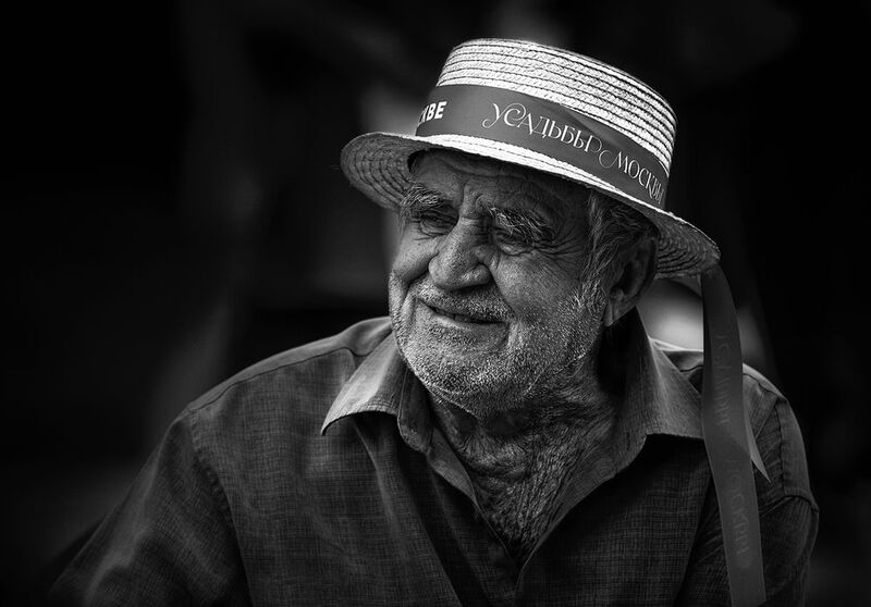 чб фото, уличный мужской портрет, уличное фото, праздник в городе, зрители Уличный мужской портретphoto preview