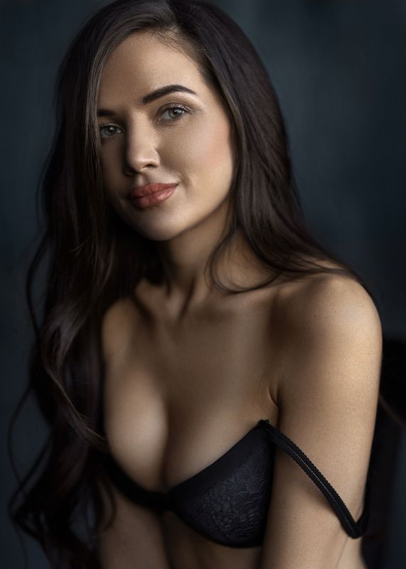 портрет, девушка, студия, красота, грудь, взгляд, тело Сашаphoto preview