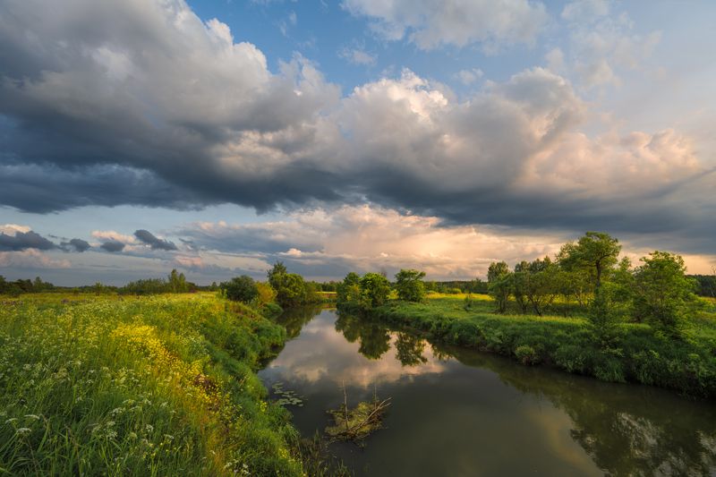 вечер, река, небо, облака, тучи, берег, отражение у рекиphoto preview