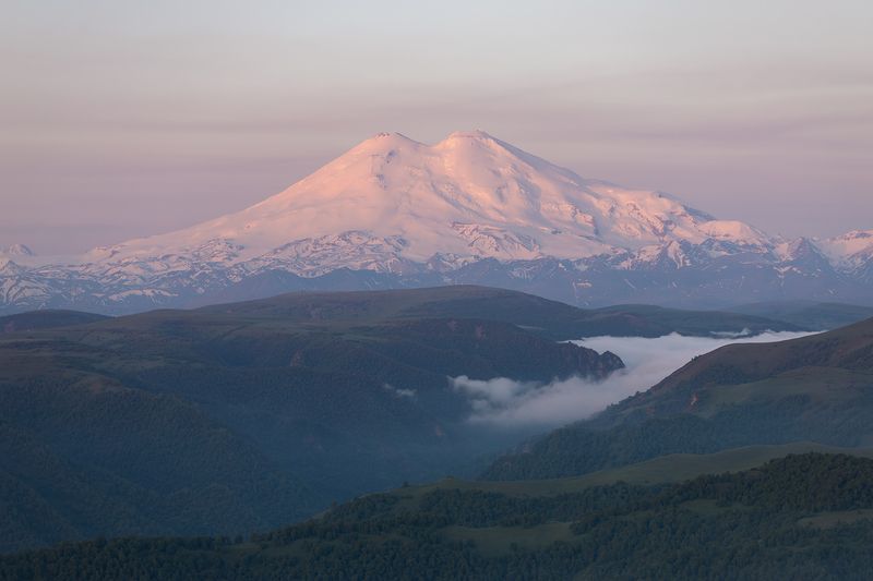 рассвет, кавказ, горы, кбр, приэльбрусье, эльбрус, шаджатмаз, лошадь, туман, холмы, предгорье На рассветеphoto preview