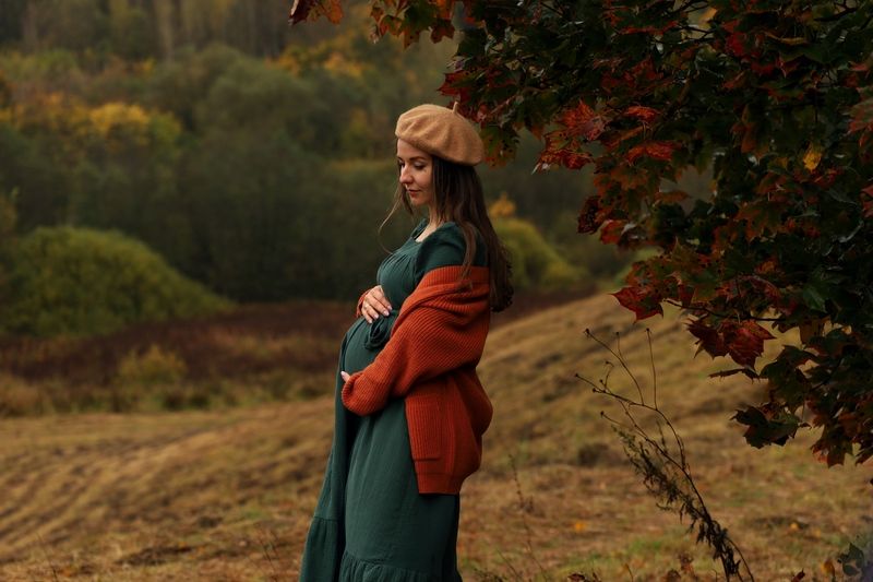 молодая женщина, беременность, осень, холмы, бежевый, бордовый. берет, листья Осеньphoto preview